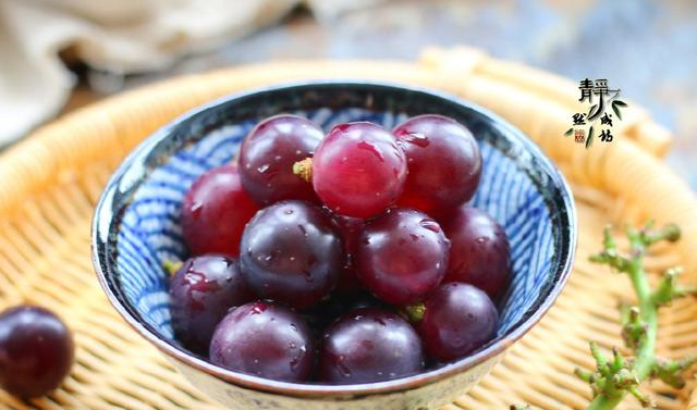 这才是葡萄的正确洗法,简单三步,连皮都可以放心吃休闲区蓝鸢梦想 - Www.slyday.coM 这才是葡萄的正确洗法,简单三步,连皮都可以放心吃休闲区蓝鸢梦想 - Www.slyday.coM