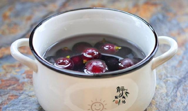 这才是葡萄的正确洗法,简单三步,连皮都可以放心吃休闲区蓝鸢梦想 - Www.slyday.coM 这才是葡萄的正确洗法,简单三步,连皮都可以放心吃休闲区蓝鸢梦想 - Www.slyday.coM