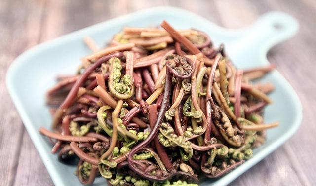 它叫"龙头菜",长在深山里,富含氨基酸,清香软嫩,大家别错过|蕨菜|龙头