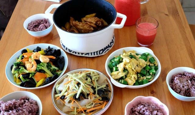 晒一晒一家四口的午餐,荤素搭配营养好,虽然简单却是家的味道__财经