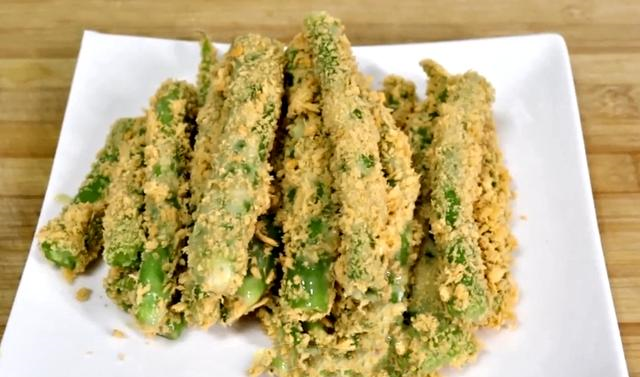 炸青椒时千万不要直接下锅炸多加一步金黄酥脆好吃又下饭