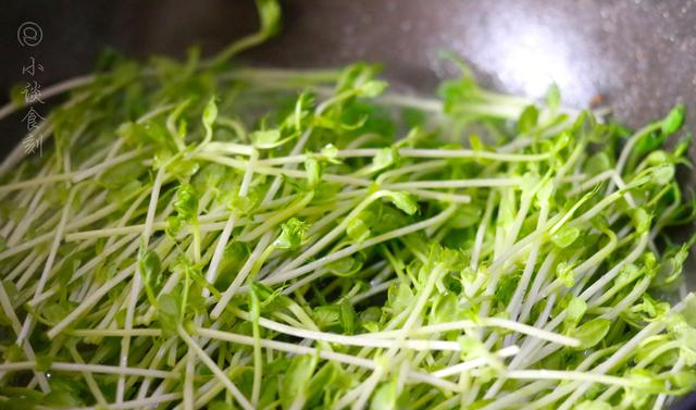 它被误认为是绿豆芽却比绿豆芽还鲜美和鸡蛋是绝配炒着特香