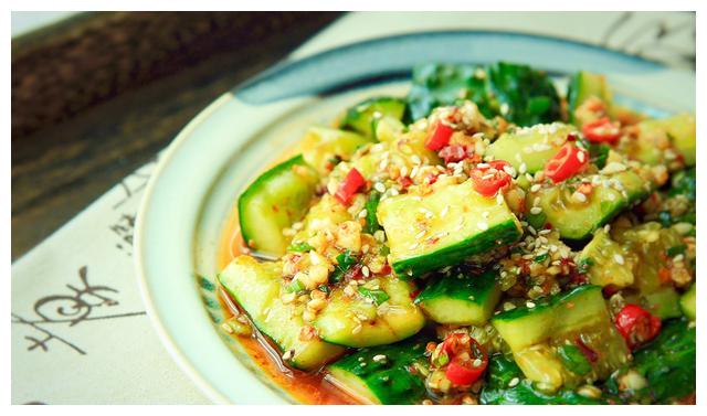 凉拌黄瓜先放蒜泥就错啦难怪黄瓜不入味大厨这样做才对