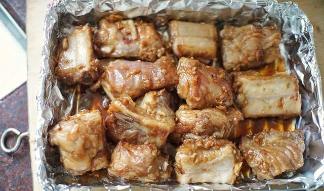 蒜香锡纸排骨这样烤鲜香味美好吃到吮指老公吃后一直夸赞我