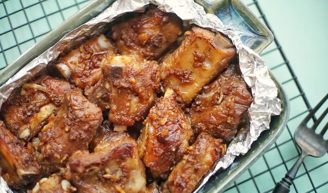 蒜香锡纸排骨这样烤鲜香味美好吃到吮指老公吃后一直夸赞我