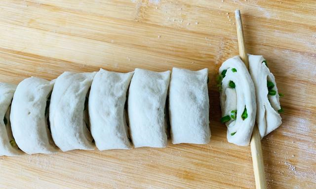 葱花卷可以这样做，外皮酥脆，里面柔软，简单省时，很适合当早餐休闲区蓝鸢梦想 - Www.slyday.coM