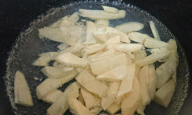 这5种蔬菜得焯水才能吃,很多人都忽略,为了家人健康可不能懒休闲区蓝鸢梦想 - Www.slyday.coM 这5种蔬菜得焯水才能吃,很多人都忽略,为了家人健康可不能懒休闲区蓝鸢梦想 - Www.slyday.coM