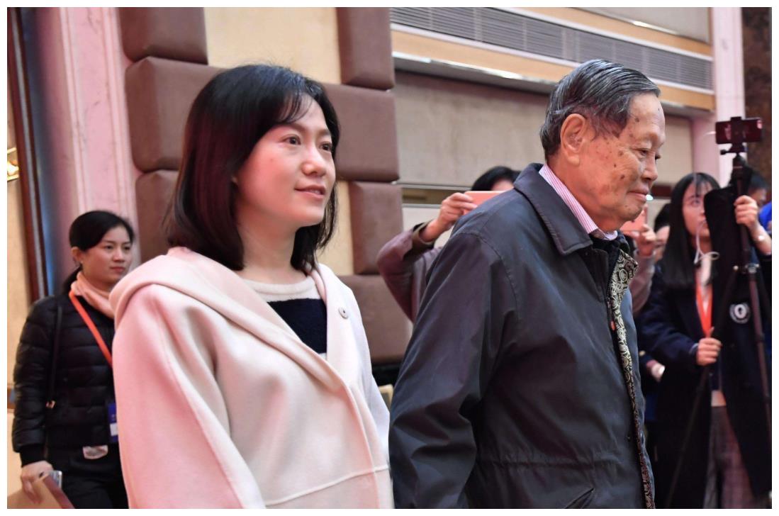 二婚被小54岁娇妻照顾16年,今幸福满满|杨振宁|翁帆|二婚_新浪新闻