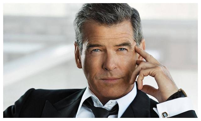 布鲁斯南满头白发,66岁邦德老到不敢认,独自一人拄棍外出远足