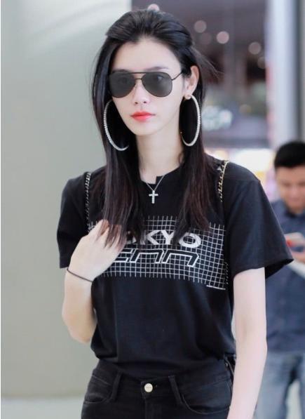 奚梦瑶嫁入豪门变低调,一身素衣低扎马尾显高挑,超模身材藏不住