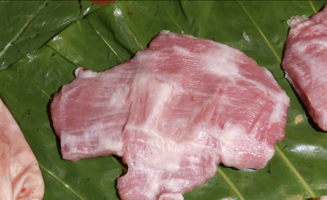 猪颈肉这个部位一般很少有人能买得到,一只猪上仅仅只有6两左右的猪颈
