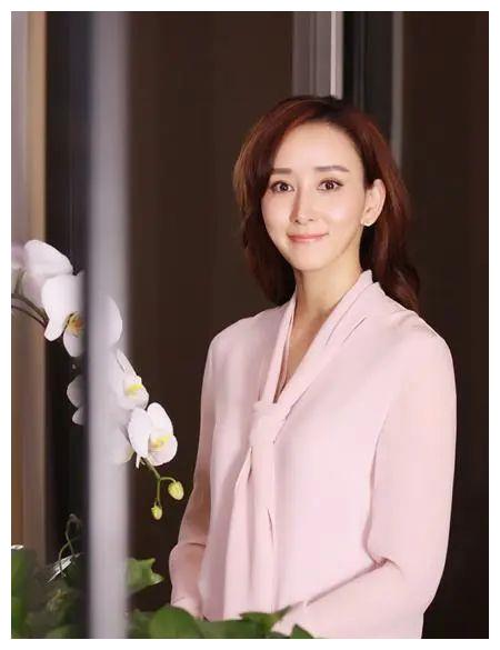 27岁走红后嫁入豪门,首富老公为不打扰她睡觉,主动切除扁桃体