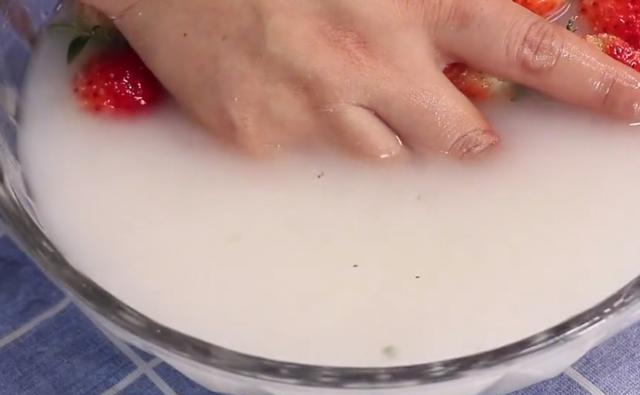 草莓千万别用清水洗完就直接吃,教你正确做法,脏东西全跑光休闲区蓝鸢梦想 - Www.slyday.coM 草莓千万别用清水洗完就直接吃,教你正确做法,脏东西全跑光休闲区蓝鸢梦想 - Www.slyday.coM