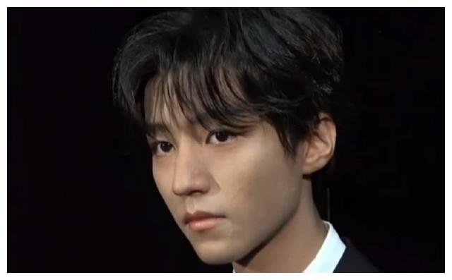 王俊凯无美颜的生图曝光,配上"死亡打光",这颜值是认真的吗?