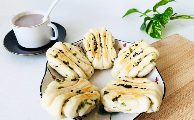 葱花卷可以这样做，外皮酥脆，里面柔软，简单省时，很适合当早餐休闲区蓝鸢梦想 - Www.slyday.coM