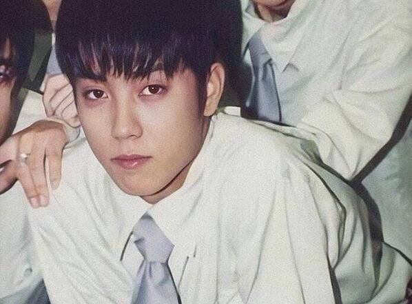 殷志源蓝t配紫围裙神似《家有儿女》刘梅?