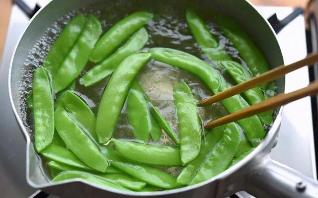 这5种蔬菜得焯水才能吃,很多人都忽略,为了家人健康可不能懒休闲区蓝鸢梦想 - Www.slyday.coM 这5种蔬菜得焯水才能吃,很多人都忽略,为了家人健康可不能懒休闲区蓝鸢梦想 - Www.slyday.coM