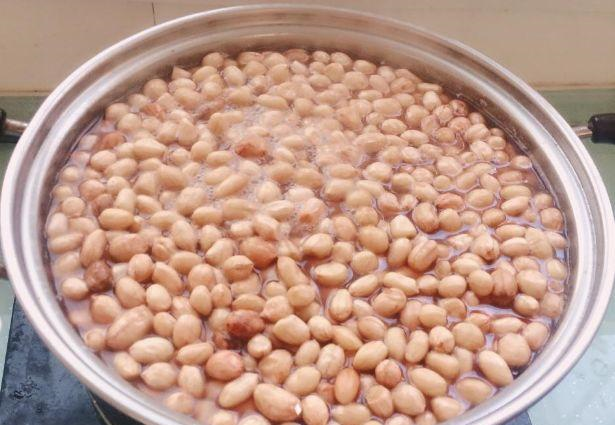 老妈煮花生米不加一滴水只需倒点它花生又香又入味