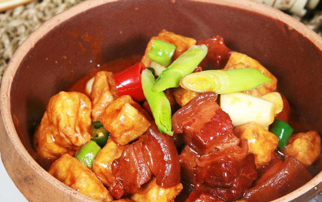 油豆腐既可作蒸,炒,炖,又是荤素兼用的佳品,好吃就要烧五花肉__财经