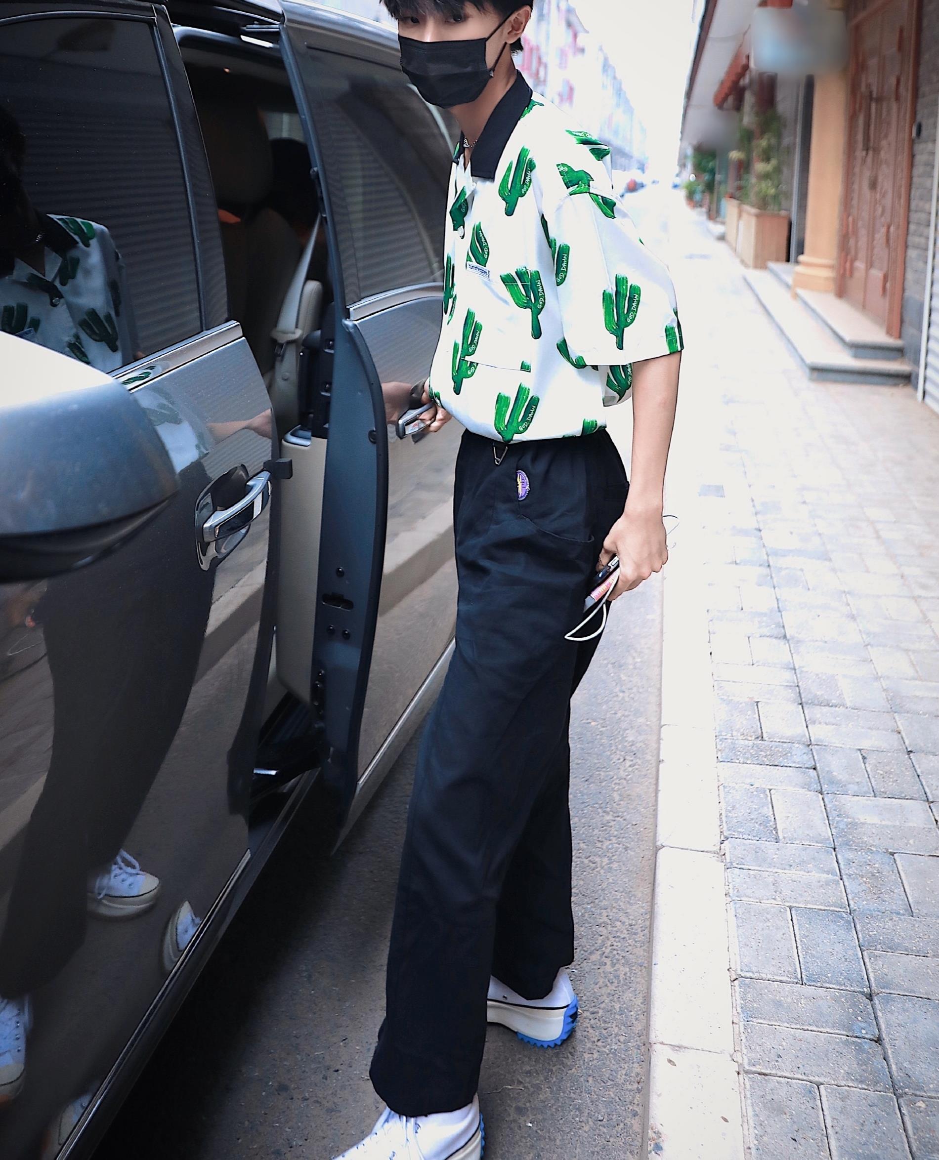 马嘉祺私服穿搭简单干净是疯狂心动的男孩没错了