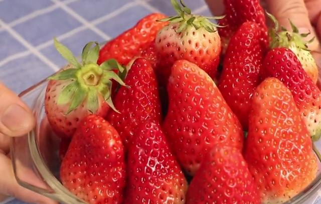 草莓千万别用清水洗完就直接吃,教你正确做法,脏东西全跑光休闲区蓝鸢梦想 - Www.slyday.coM 草莓千万别用清水洗完就直接吃,教你正确做法,脏东西全跑光休闲区蓝鸢梦想 - Www.slyday.coM