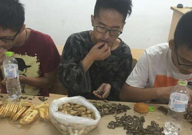 看了老外吃瓜子的场景中国网友笑得肚子疼你对嗑还是否有误