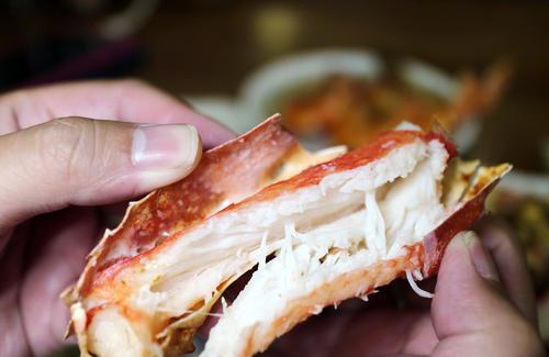 吃帝王蟹时很多人只吃蟹腿而不吃蟹身这是浪费涨知识了