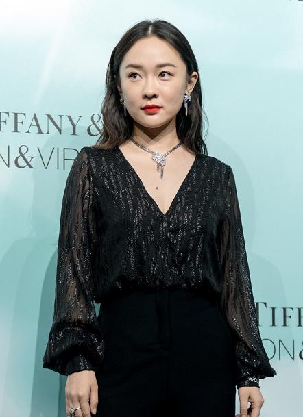 辣妈霍思燕越来越洋气了黑色衬衫配阔腿裤干练高挑飒爽精致