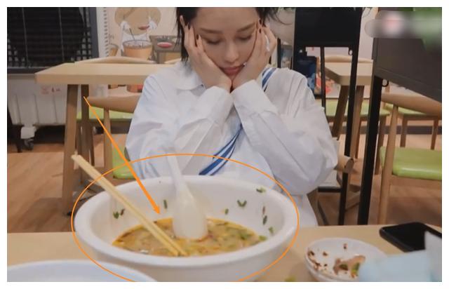 都说张馨予身材好,注意到她吃饭的碗时,刷新对女明星饭量的认知
