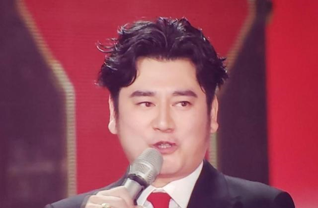 他们都熟悉艺人,然而明星的焦点被一个主持人抢走了,他是天天向上的