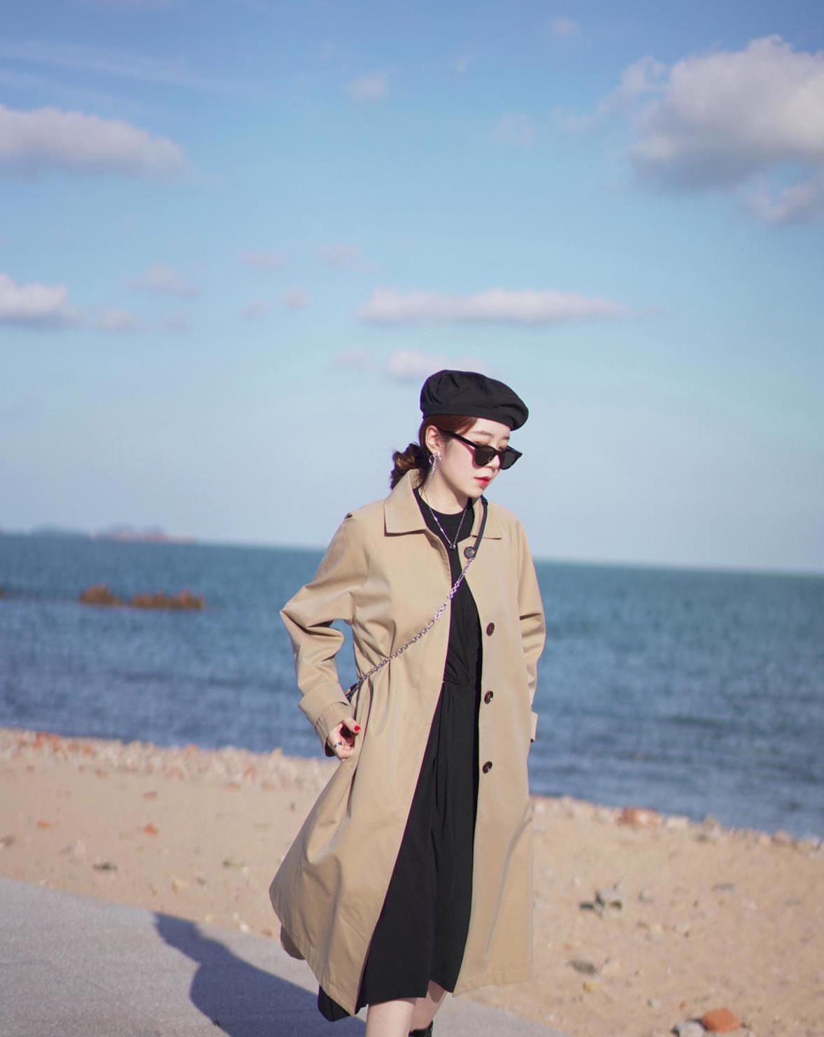 陈数不愧是"大牌脸",穿风衣配棒球帽真时髦,四十