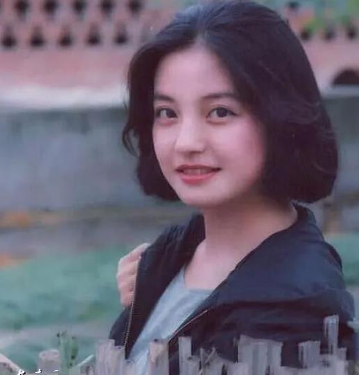 年轻时的赵薇太迷人,一头短发美眸电力十足,清纯度爆表!
