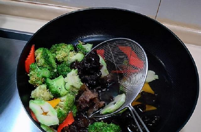 这5种蔬菜得焯水才能吃,很多人都忽略,为了家人健康可不能懒休闲区蓝鸢梦想 - Www.slyday.coM 这5种蔬菜得焯水才能吃,很多人都忽略,为了家人健康可不能懒休闲区蓝鸢梦想 - Www.slyday.coM