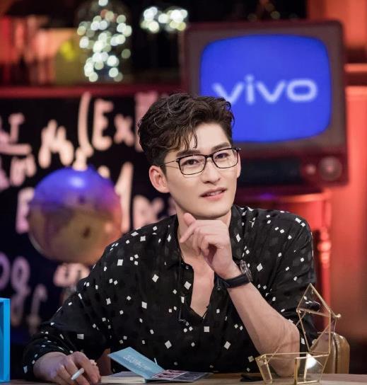 张翰戴眼镜变恋爱专家,节目分享以往经验,网友:难怪会分手