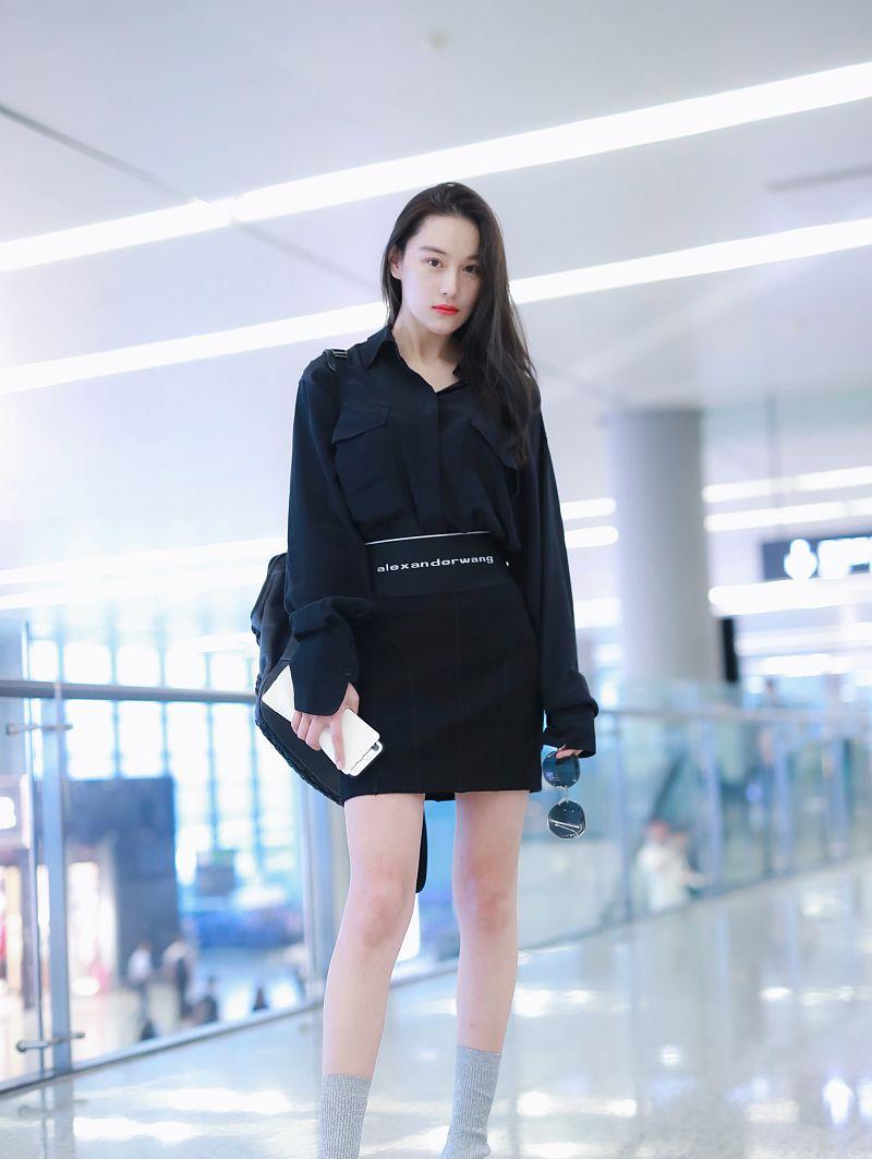 热搜榜后首现身!张馨予穿束腰裙秀性感美腿,对镜头花式比心