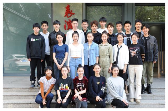 北电20级大合照曝光，张子枫一眼认出，后面两位男生也是老熟人休闲区蓝鸢梦想 - Www.slyday.coM