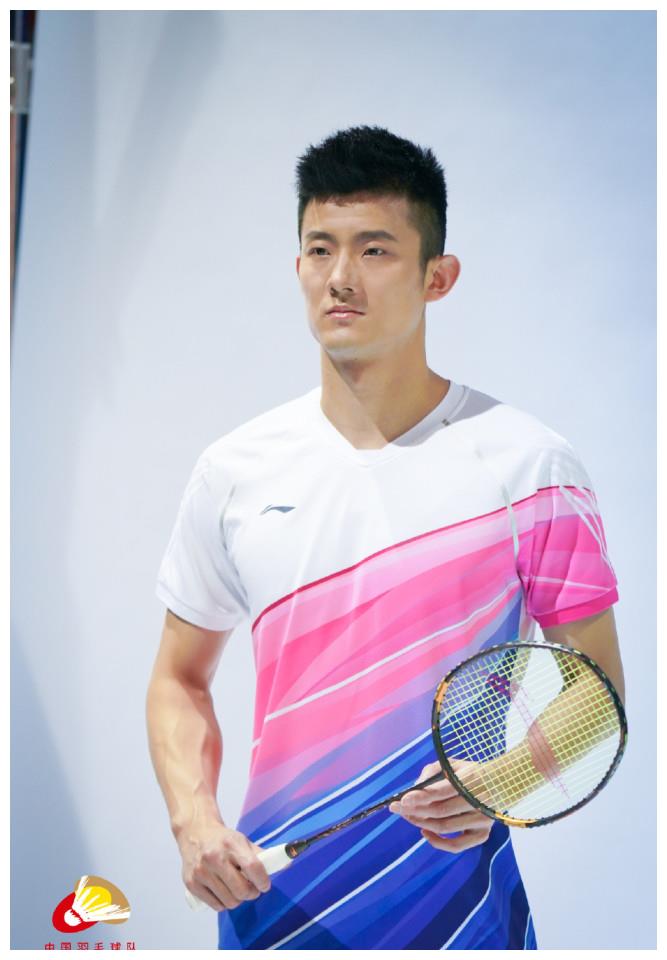 谌龙穿国羽队服拍写真表情严肃!对镜头握拳大吼,拿球拍帅气十足
