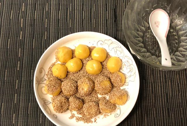 家有生芝麻,炒熟后顺便做个开口笑,芝麻里面滚出来的才叫香