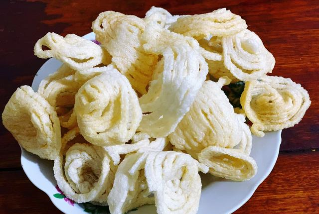 炸鱼丝是老公爱吃的,鱼丝是本地特产,用鱼肉和红薯淀粉制作而成,平时