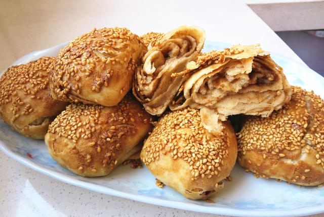 爱吃麻酱烧饼不用去买了酥的掉渣里面还分千层做法详细讲解