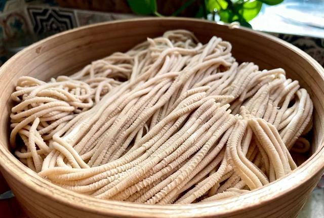 6,10分钟后,莜面饸饹就蒸好了,蒸熟的莜面饸饹光滑而且富有光泽,非常