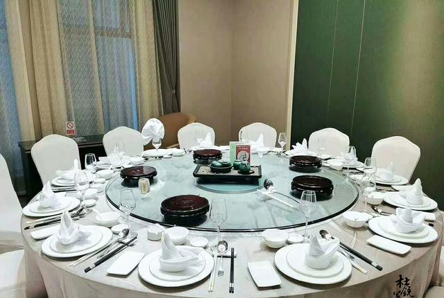 一般主陪坐在背对门口的右手位,主宾坐在正对门口的右手位,又称为"迎