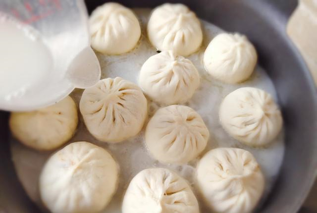 接着盖锅盖儿,中火煮至大约15-20分钟,一直到水分收干!