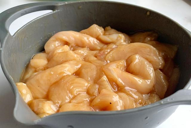 鸡胸肉这么吃，比水煮的热量还低，美味又低脂，吃多少都不怕胖休闲区蓝鸢梦想 - Www.slyday.coM