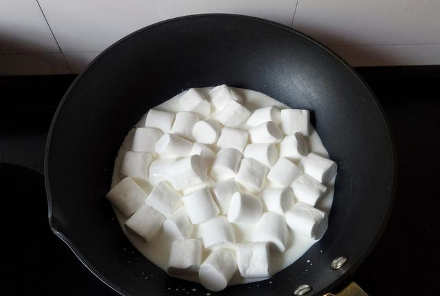 只需牛奶和棉花糖就能做的甜品,甜而不腻,入口即化,好解馋休闲区蓝鸢梦想 - Www.slyday.coM 只需牛奶和棉花糖就能做的甜品,甜而不腻,入口即化,好解馋休闲区蓝鸢梦想 - Www.slyday.coM