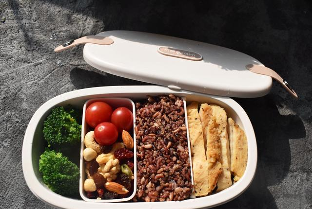 给自己做了这份午餐好吃又好看同事说这样吃减脂瘦身精力充沛