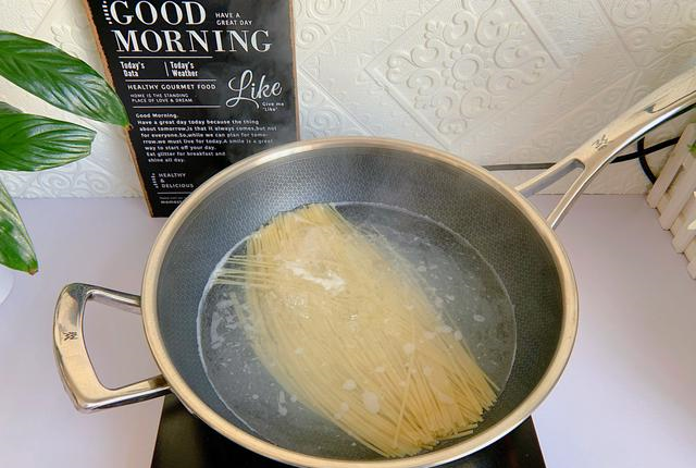 番茄虾仁意面好吃的秘诀,掌握这两点,意面更劲道,味道更鲜美!休闲区蓝鸢梦想 - Www.slyday.coM 番茄虾仁意面好吃的秘诀,掌握这两点,意面更劲道,味道更鲜美!休闲区蓝鸢梦想 - Www.slyday.coM