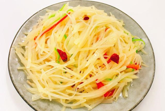 做酸辣土豆丝万万不能只加盐泡加点它土豆又酸又脆超入味