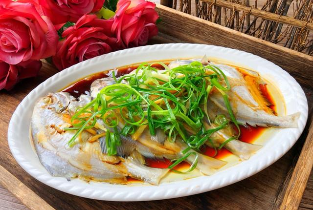 市场买菜,经过平常买鱼的摊位,老板叫住我说:小妹,今天白鲳鱼特别新鲜