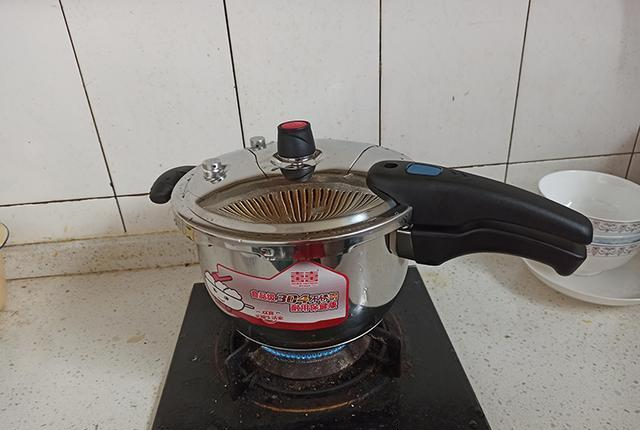 鸡肉配上香菇,放在高压锅中简单一炖,出锅后全家人都吃嗨了休闲区蓝鸢梦想 - Www.slyday.coM 鸡肉配上香菇,放在高压锅中简单一炖,出锅后全家人都吃嗨了休闲区蓝鸢梦想 - Www.slyday.coM